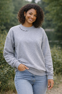 Minimalist Mama curve neck design with Custom Names — view 4